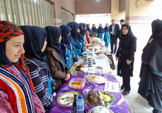 جشنواره خيريه غذای سالم در مدرسه شاهد خرم‌آباد برگزار شد + عكس