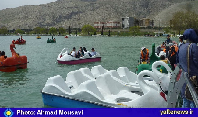گزارش تصویری: تفريح مهمانان نوروزی در دریاچه کیو خرم‌آباد و اسکله قایقرانی