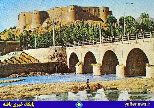 نمای غربی پل حاجی و قلعه فلک‌الافلاک خرم‌آباد 1354