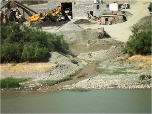 اثرات زیست‌محیطی کارخانه‌های شن و ماسه لرستان بر روی اکوسیستم رودخانه‌ها
