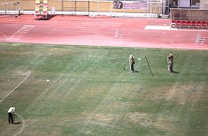 تمرینات پرتاب نیزه کشوری در زمین چمن فوتبال خرم‌آباد!/ عجیب ولی واقعی