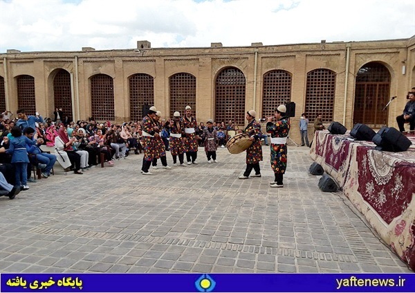 اجرای موسیقی و رقص محلی در قلعه فلک‌الافلاک مهمانان نوروزي را به وجد آورد