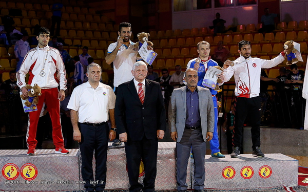 سکوی قهرمانی وزن 74 کیلوگرم- حسین دریکوندی مدال طلا
