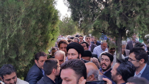 یادگار امام خمینی (ره) در بدو ورود به ازنا نسبت به مقام شامخ شهدا ادای احترام کرد+ تصاویر