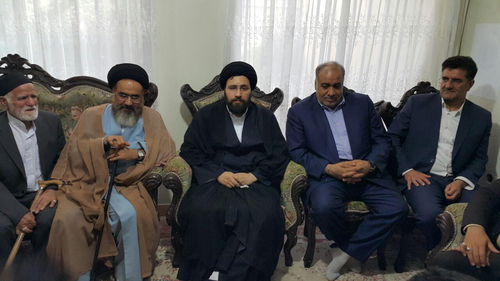یادگار امام خمینی (ره) در بدو ورود به ازنا نسبت به مقام شامخ شهدا ادای احترام کرد+ تصاویر