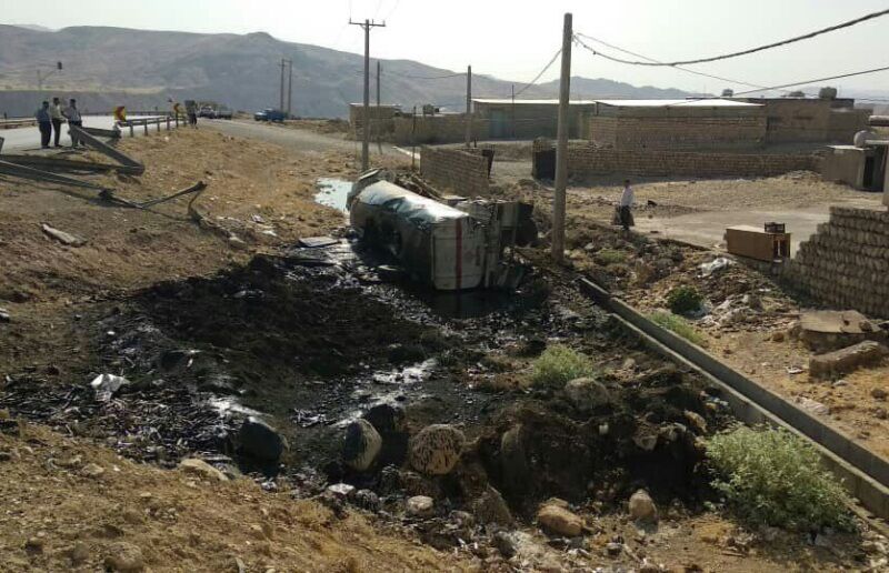 در جاده پل‌دختر – اندیمشک اتفاق افتاد: واژگونی نفت‌کش یک کشته برجا گذاشت