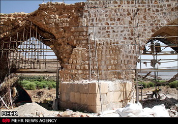 انتقاد از مرمت غیراصولی آثار تاریخی لرستان: مرمت پل تاریخی با سنگ‌های معدنی!