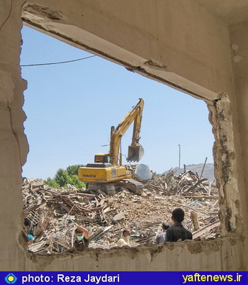 گزارش تصويري: تخريب ساختمان قديمي‌ترين اداره لرستان و افزايش حريم قلعه فلك‌الافلاك