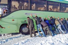 اتوبوس گرفتار در برف جاده شازند ازنا لرستان- يافته