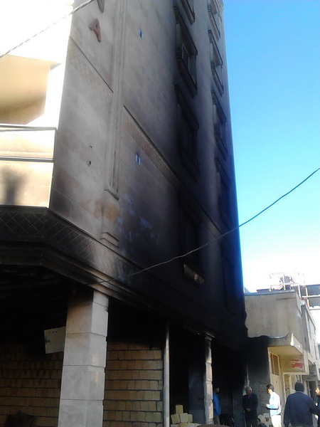 ساختمان 5 طبقه‌‌اي در خرم‌آباد بر اثر بي‌احتياطي آتش گرفت + عكس